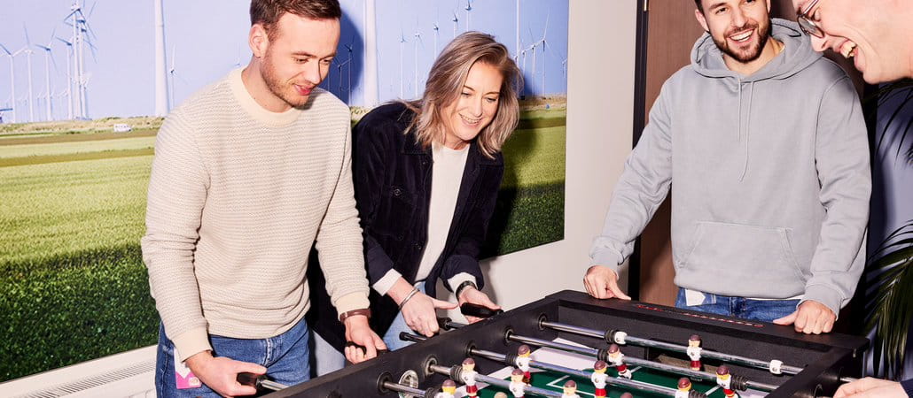 Linda aan het tafelvoetballen met collega's