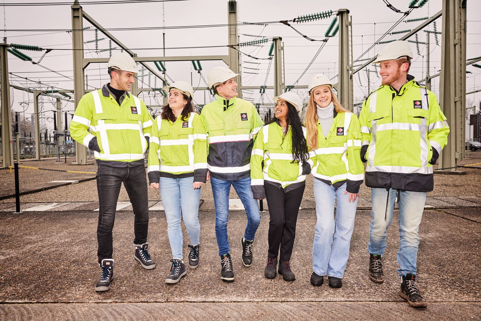 Groepsfoto trainees in Enexis werkkleding