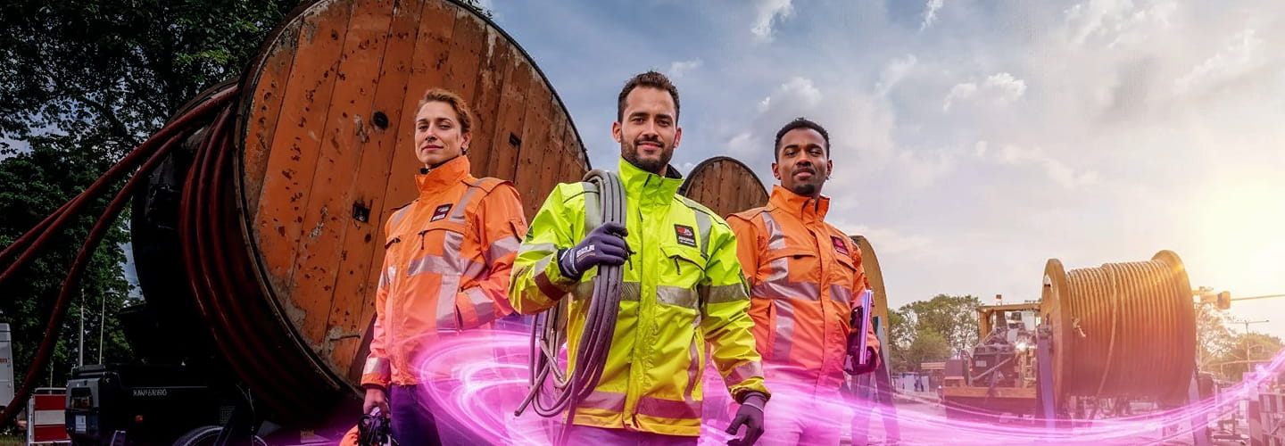 3 monteurs staan bij haspels met kabels 3 monteurs staan bij haspels met kabels