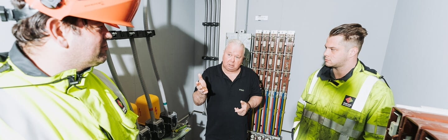 Henk geeft uitleg aan studenten